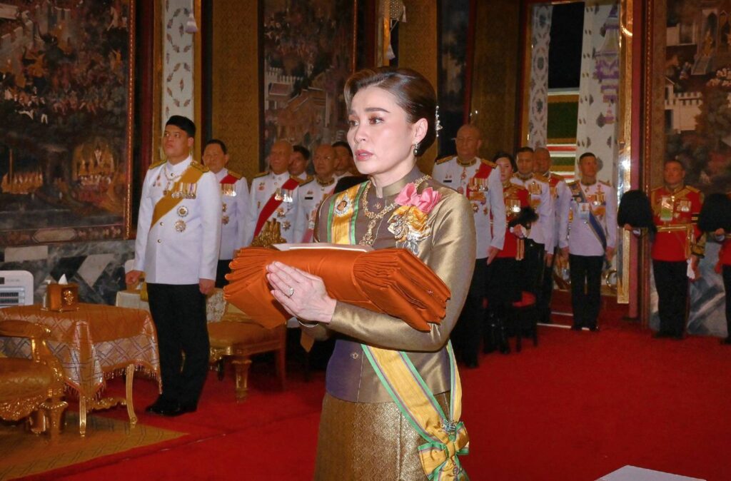 พระราชินี เสด็จฯ ถวายผ้าพระกฐิน วัดโสมนัสวิหาร และวัดอรุณ
