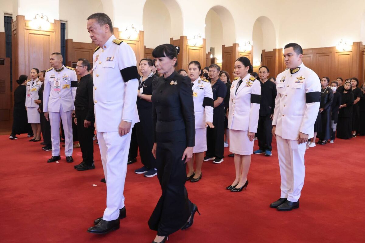 อดีตนายกฯ เศรษฐา-แพทองธาร เข้าลงนาม ถวายน้ำสรงพระบรมศพ