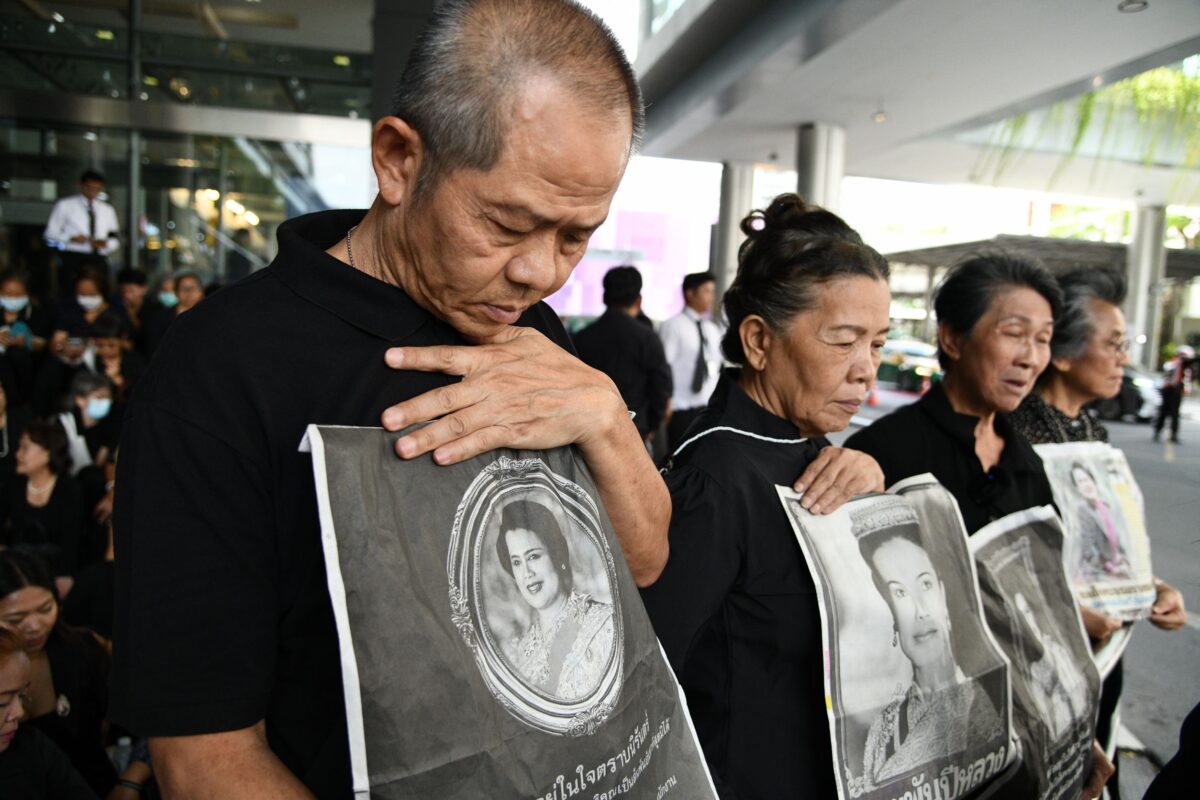 พสกนิกรล้น รพ.จุฬาฯ เฝ้ารอถวายความอาลัย พระบรมราชชนนีพันปีหลวง