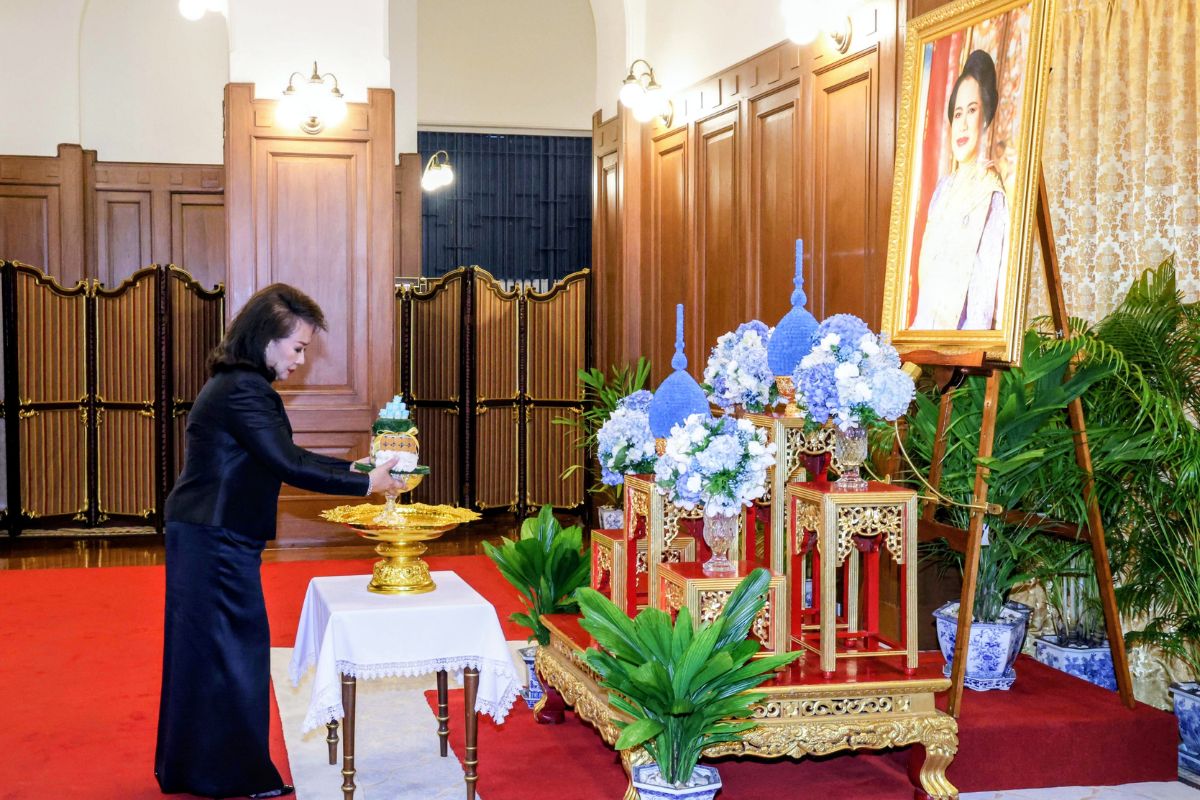 คุณหญิงพจมาน-เอม พินทองทา พสกนิกรร่วมลงนามถวายความอาลัย พระบรมราชชนนีพันปีหลวง