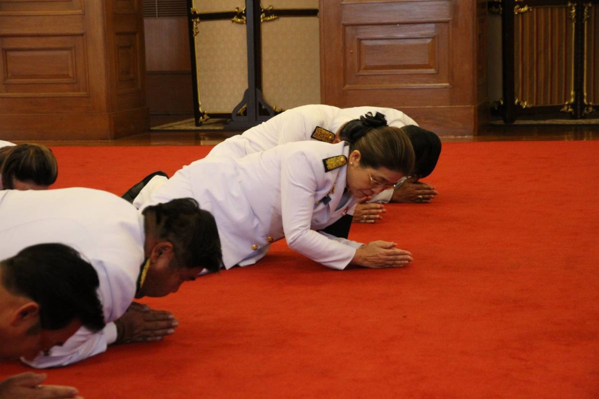คุณหญิงสุดารัตน์ เข้าถวายสักการะพระฉายาลักษณ์ 'พระพันปีหลวง'