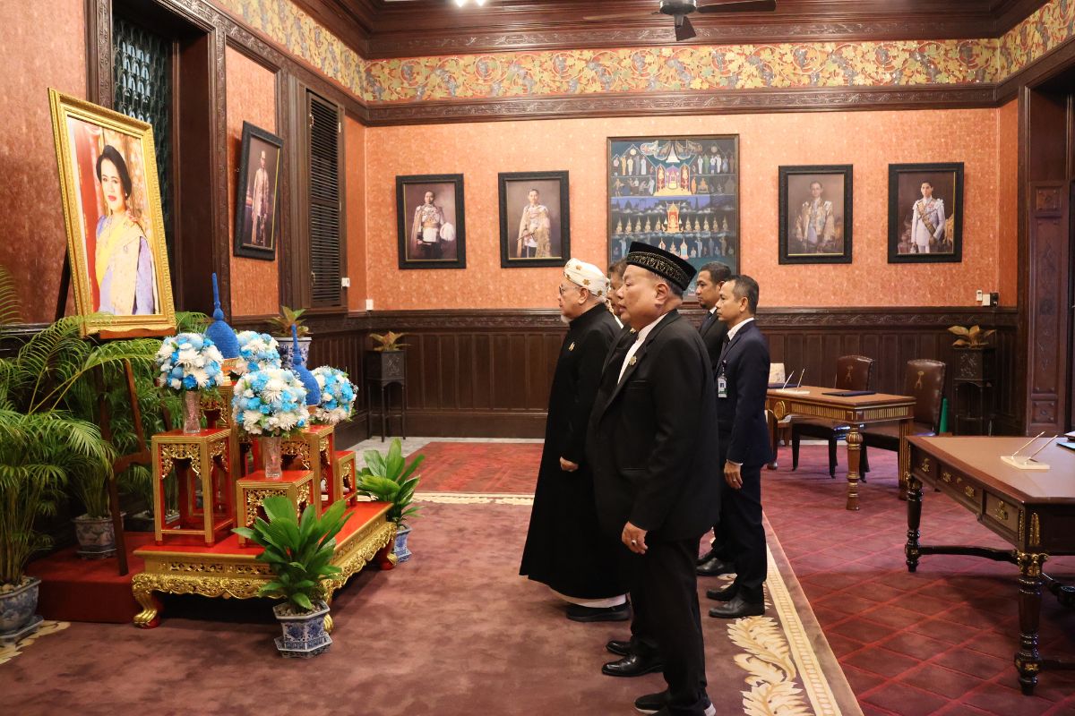 จุฬาราชมนตรีเข้าถวายสักการะเบื้องหน้าพระฉายาลักษณ์ พระบรมศพสมเด็จพระพันปีหลวง