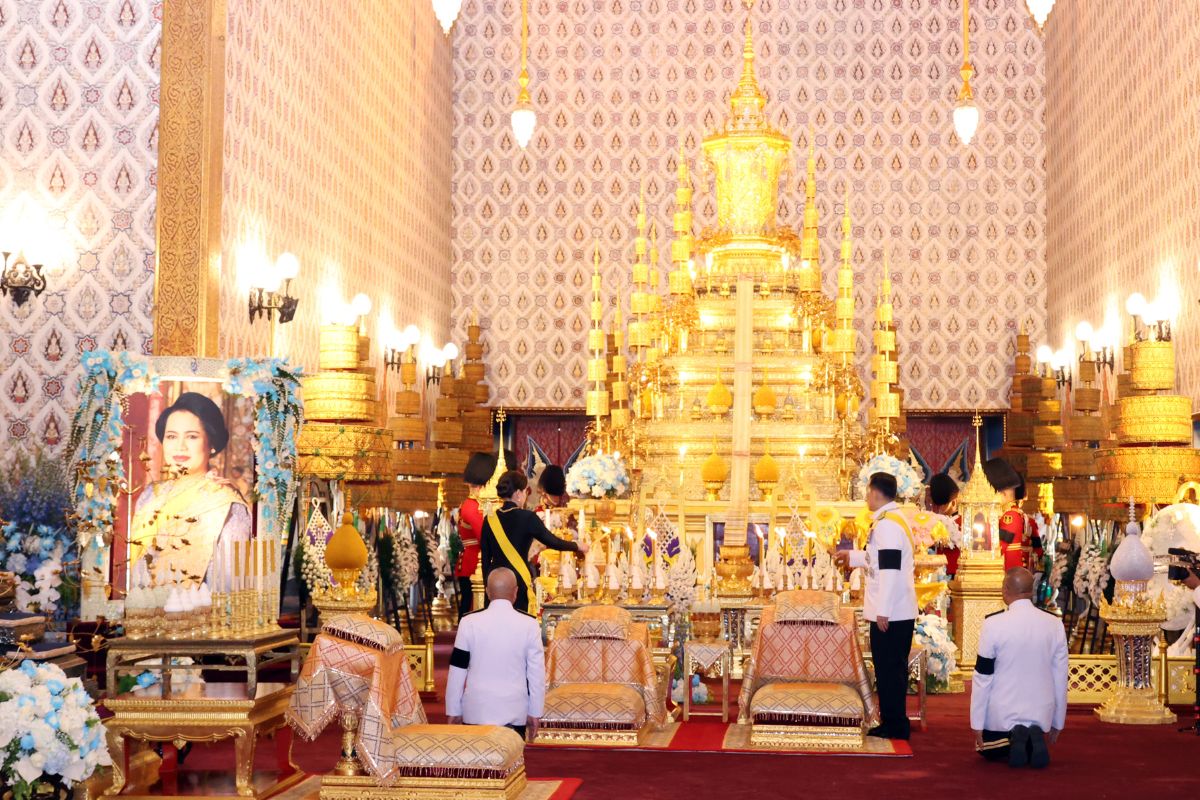 ในหลวง-พระราชินี เสด็จฯไปทรงบำเพ็ญพระราชกุศลสัตตมวาร