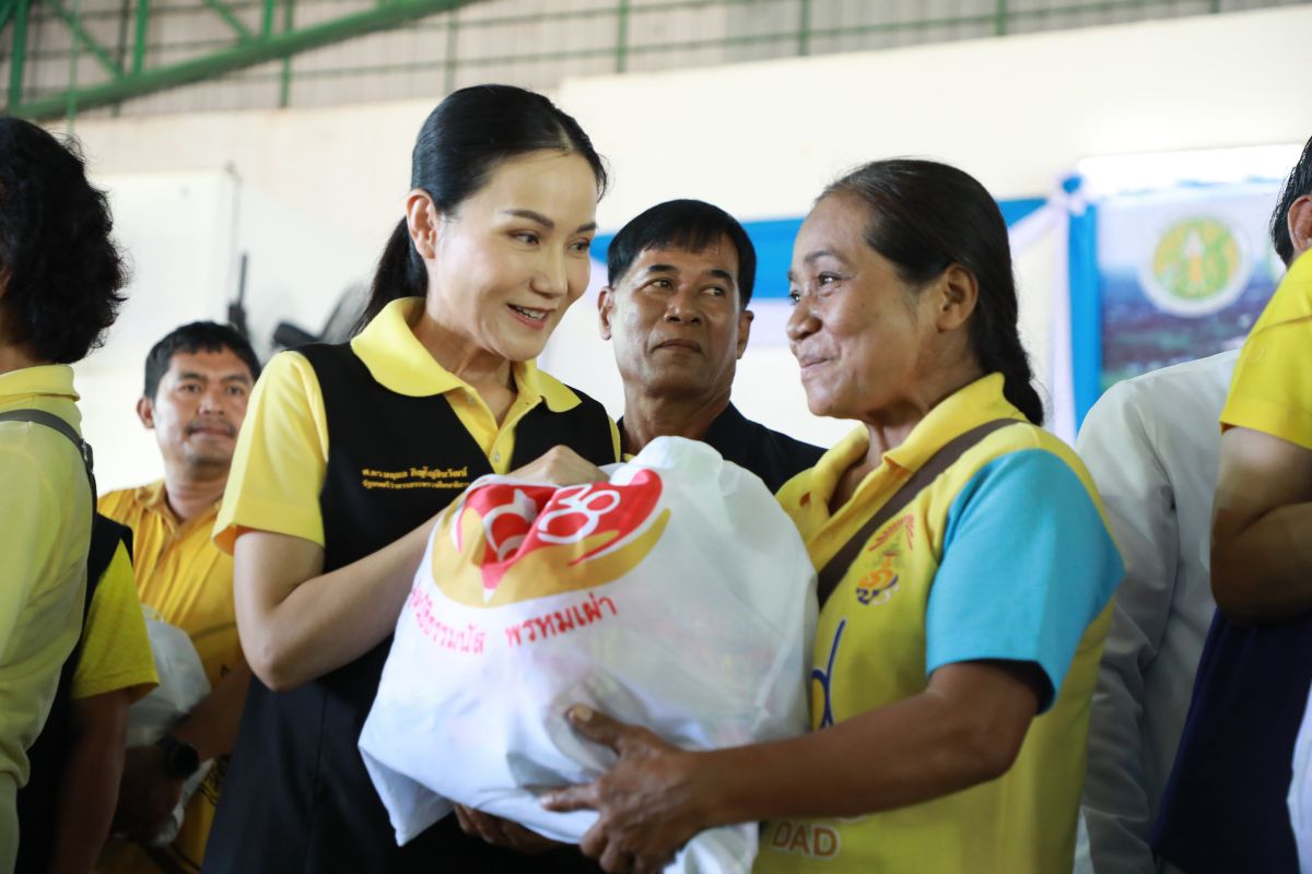 “นฤมล” ลงสุโขทัย ตรวจเยี่ยมโรงเรียน บ้านพักครู เสียหายจากน้ำท่วม