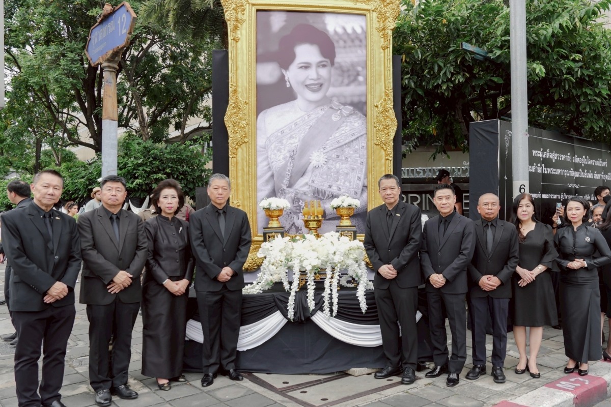 ผู้บริหาร-พนักงาน MBK ร่วมเฝ้าฯ รับเสด็จ เชิญพระบรมศพ สมเด็จพระพันปีหลวง