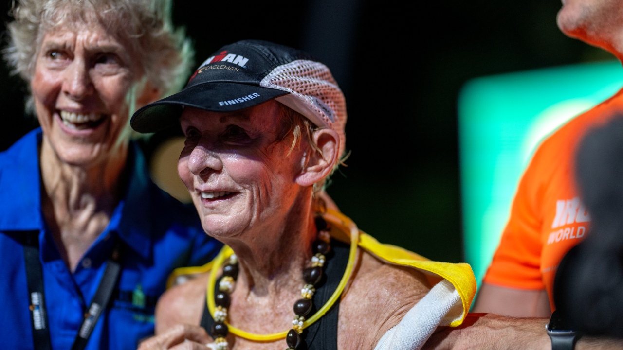 คุณยายวัย 80 ปี ทำลายสถิติโลก ! พิชิต Ironman World Championship