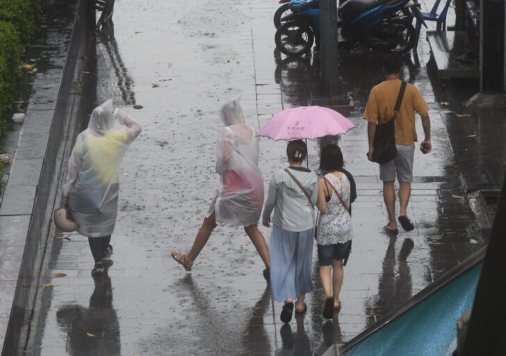 .พยากรณ์อากาศวันนี้ 'ภาคกลาง-ตะวันออก-ใต้' ฝนตกหนักบางแห่ง กทม. 70% ของพื้นที่.