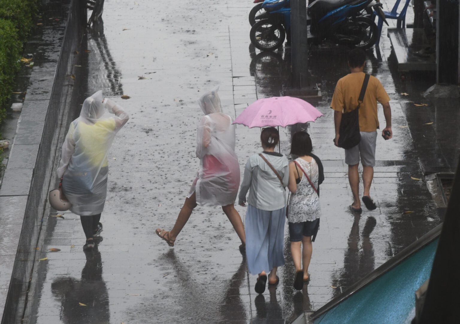 พยากรณ์อากาศวันนี้ 'ภาคกลาง-ตะวันออก-ใต้' ฝนตกหนักบางแห่ง กทม. 70% ของพื้นที่