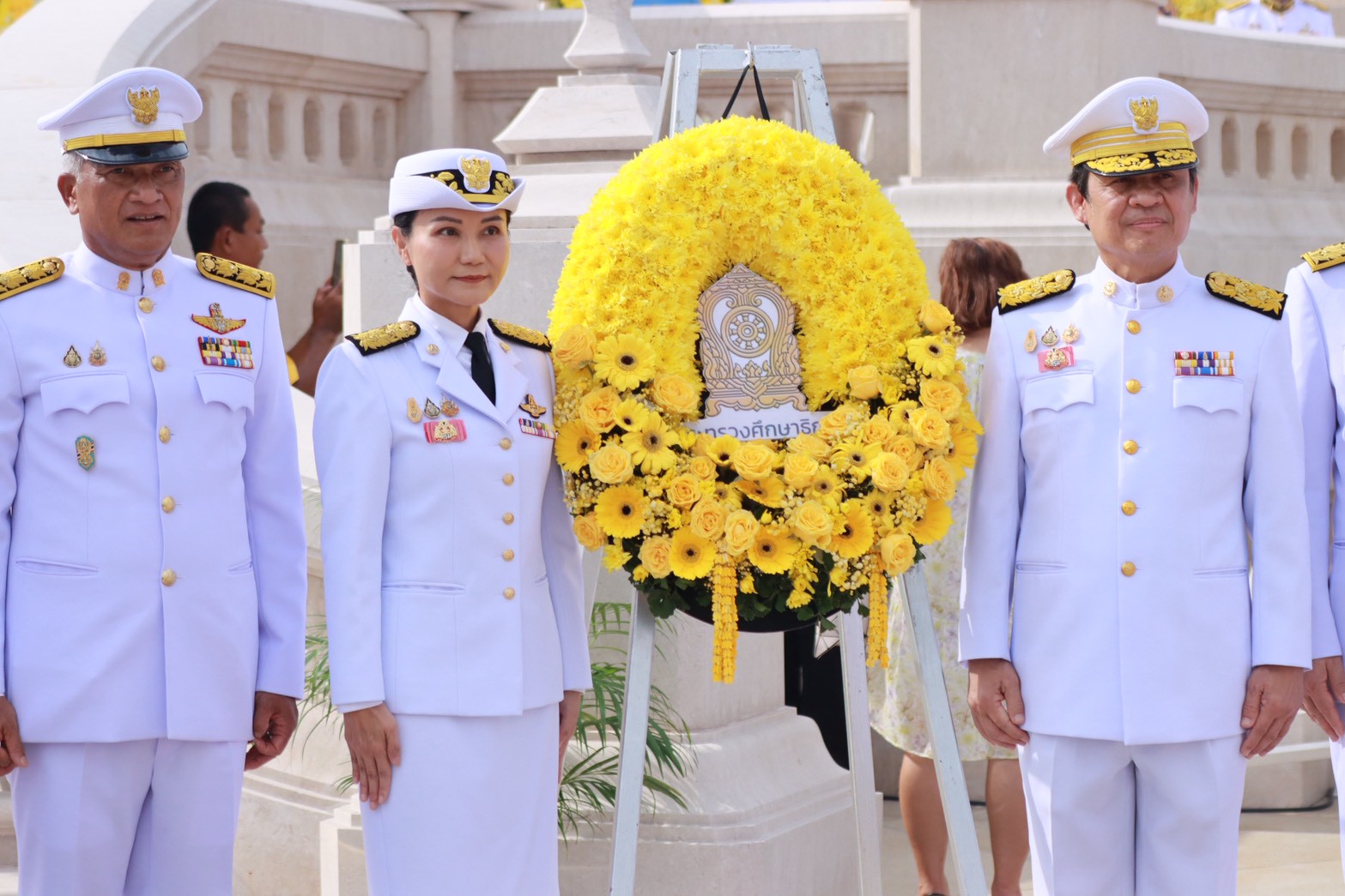 นฤมลนำ ศธ.จัดพิธีทำบุญตักบาตร “วันนวมินทรมหาราช”