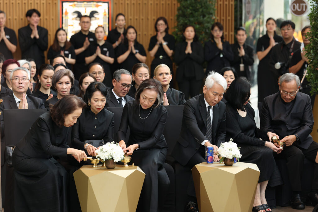 สยามพิวรรธน์ร่วมตักบาตร 93 รูป 