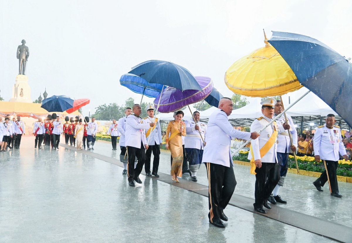 ในหลวง-พระราชินี ทรงวางพวงมาลาถวายราชสักการะ พระบรมรูป รัชกาลที่ 9