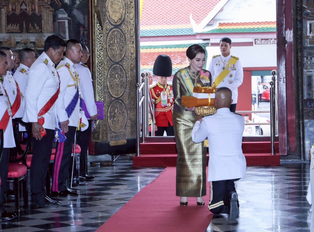 พระราชินี เสด็จฯ ถวายผ้าพระกฐิน วัดโสมนัสวิหาร และวัดอรุณ