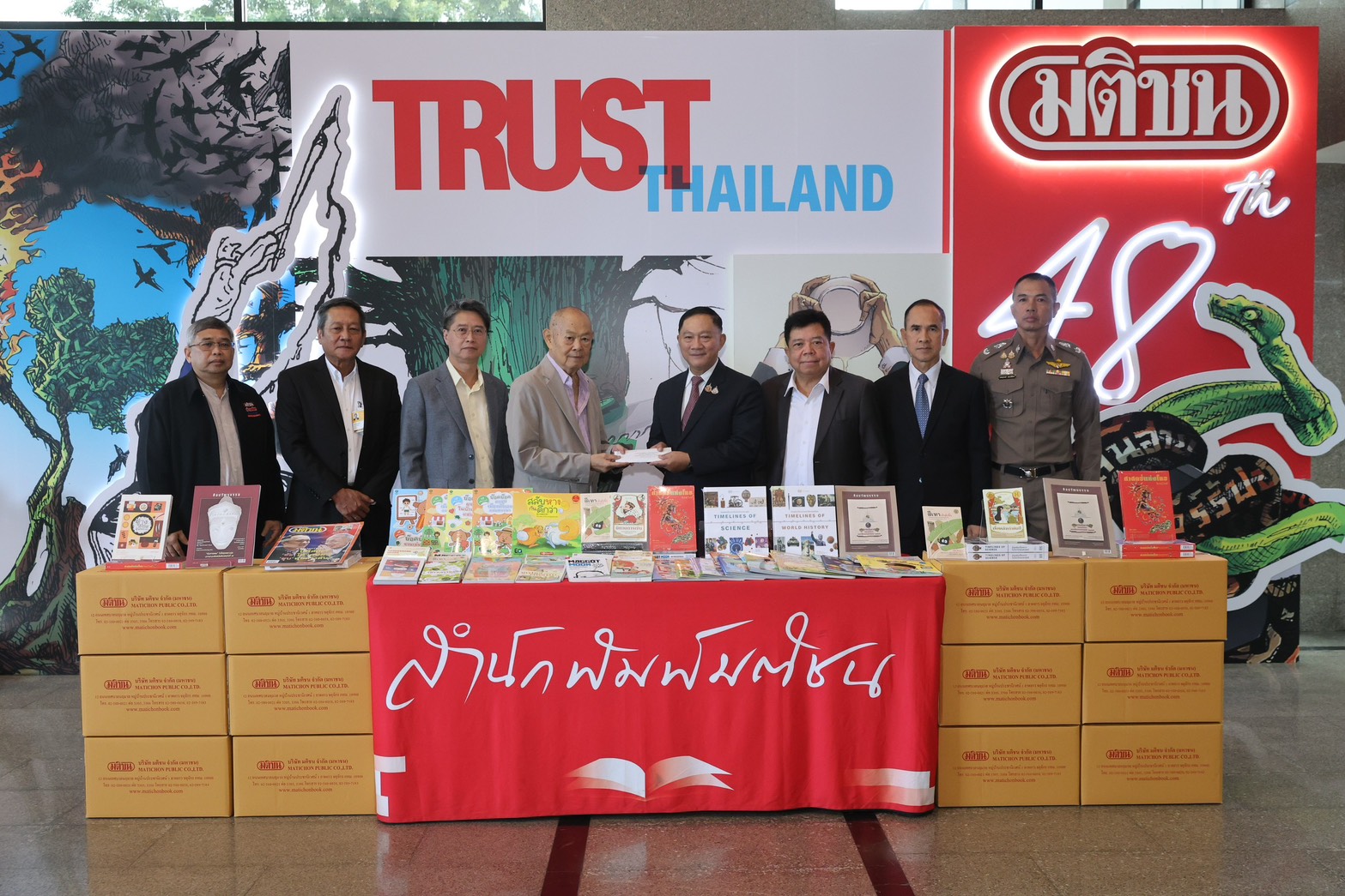 ‘มูลนิธิพล.ต.อ.อดุลย์’ จับมือ ‘มติชน’ มอบหนังสือ 400 เล่ม บริจาคโรงเรียน ตชด. 10 แห่ง