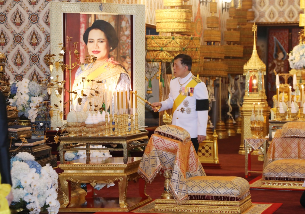 ในหลวง-พระราชินี พระบรมวงศานุวงศ์ ถวายน้ำสรงพระบรมศพ และทรงบำเพ็ญพระราชกุศลสวดพระอภิธรรมพระบรมศพ พระพันปีหลวง