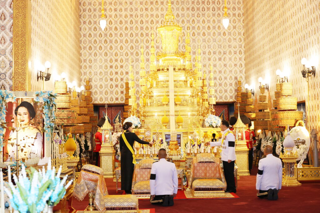 ในหลวง-พระราชินี