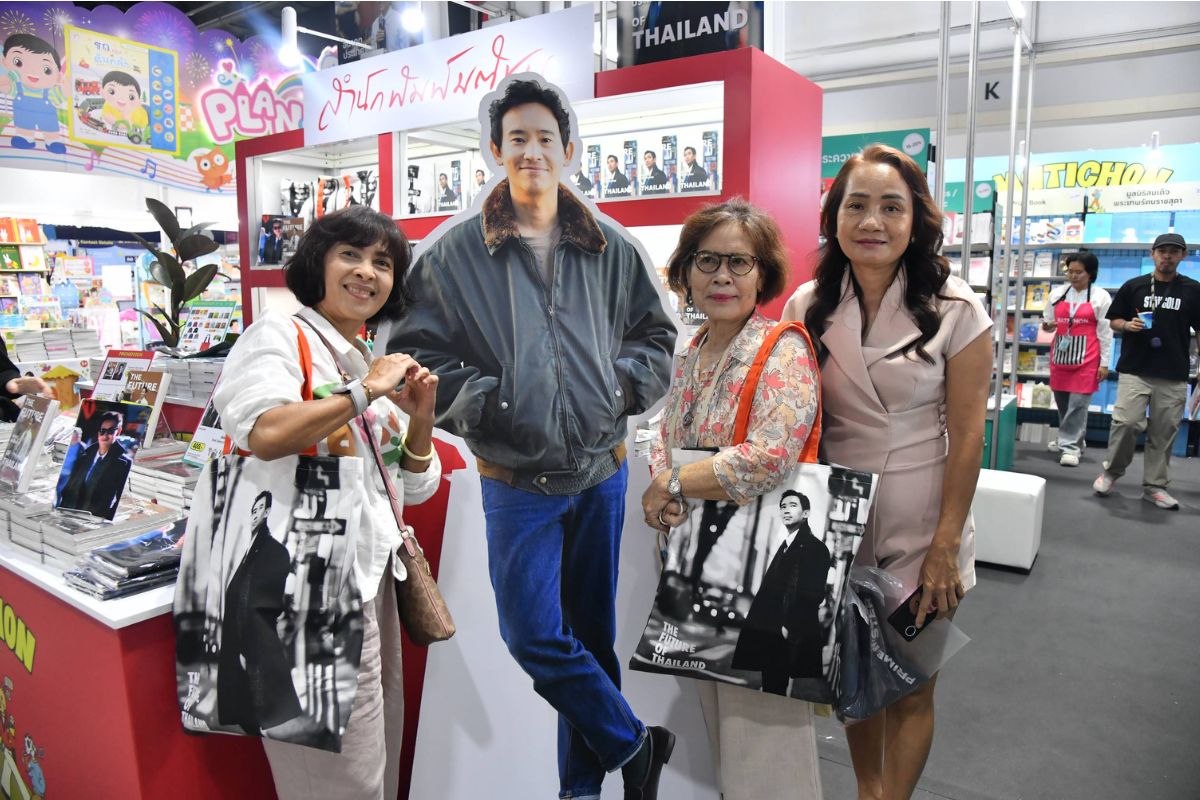 หนังสือพิธาขายดีอันดับ 1 บูทสำนักพิมพ์มติชน