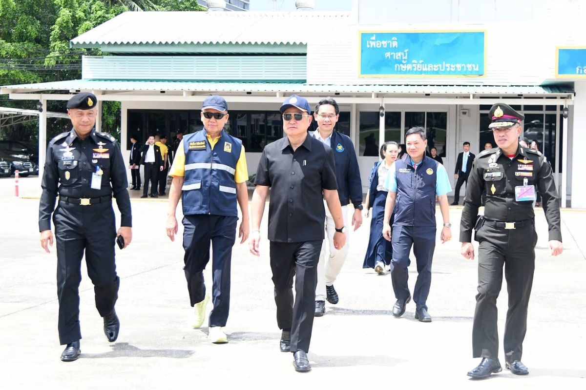นายกฯ ลงพื้นที่น้ำท่วมพิจิตร เล็งหาทางเยียวยาเพิ่ม กำชับลงทะเบียน “คนละครึ่ง”