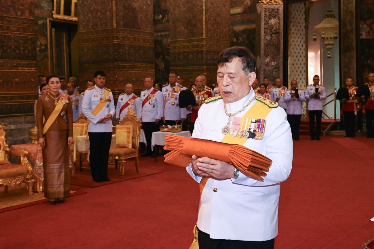 ในหลวง พระราชินี ทรงบำเพ็ญพระราชกุศลถวายผ้าพระกฐิน วัดราชบพิธฯ-วัดพระเชตุพนฯ