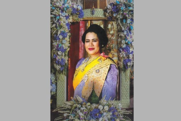 ในหลวงทรงพระกรุณาโปรดเกล้าฯพระราชทานพระฉายาลักษณ์ “พระบรมราชชนนีพันปีหลวง” แก่พสกนิกรที่มาถวายความอาลัย