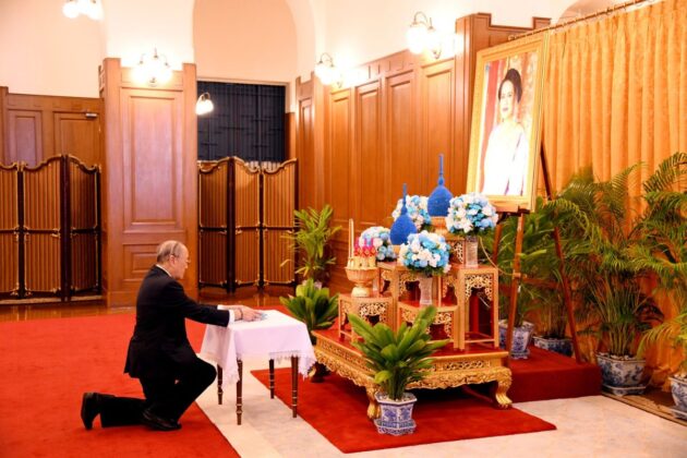 ดร.สุเมธ นำคณะมูลนิธิชัยพัฒนา ถวายความอาลัย “พระบรมราชชนนีพันปีหลวง”