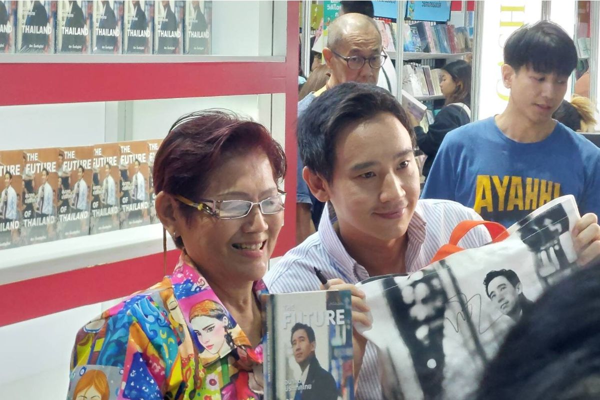 พิธา แจกลายเซ็นต์ ‘อนาคตประเทศไทย’ ดีใจประชาชนแห่ต้อนรับ