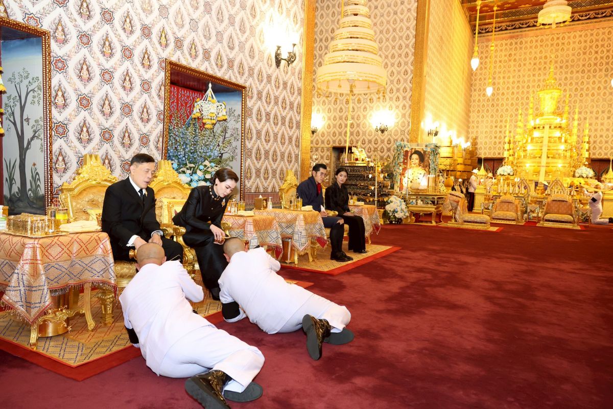 ในหลวง – พระราชินี พร้อม สมเด็จพระราชา-ราชินีแห่งภูฏานทรงบำเพ็ญพระราชกุศล สวดพระอภิธรรมพระบรมศพ