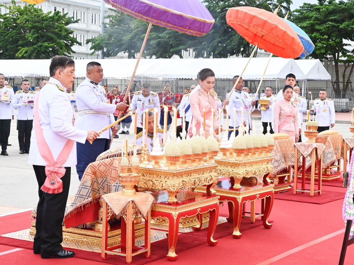 ในหลวง พระราชินี ทรงวางพวงมาลา ณ พระบรมราชานุสรณ์ รัชกาลที่ 5