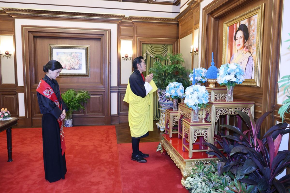 สมเด็จพระราชาธิบดีจิกมี-สมเด็จพระราชินีเจตซุน เสด็จฯ วางพวงมาลาถวายราชสักการะพระบรมศพ “พระพันปีหลวง”