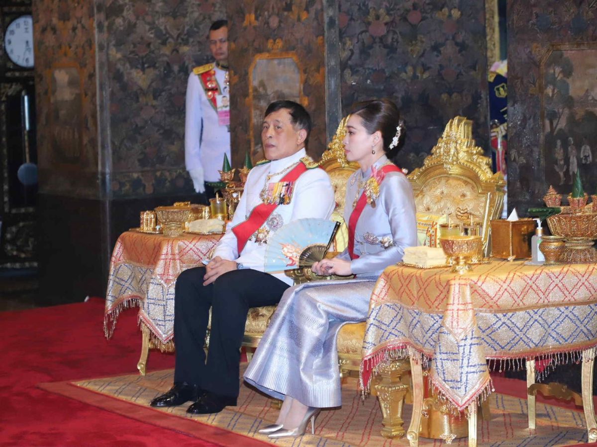 ในหลวง พระราชินี ทรงถวายผ้าพระกฐิน วัดบวรนิเวศวิหาร และวัดสุทัศนเทพวราราม