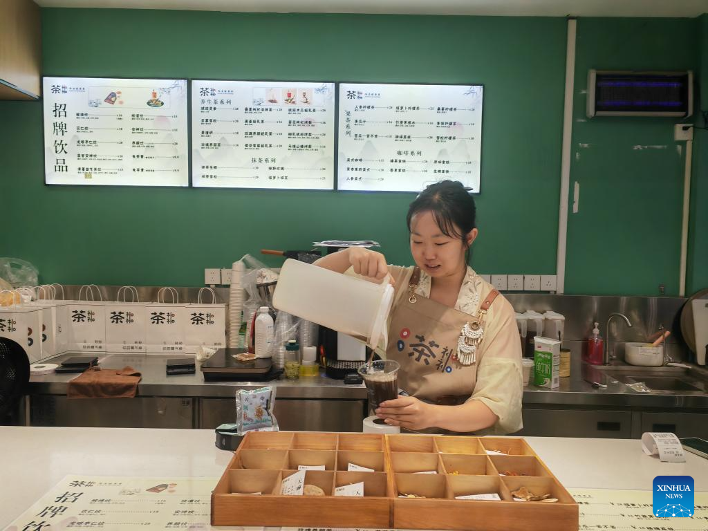 เทรนด์ใหม่มาแรง! ชาวจีนรุ่นใหม่แห่ดื่ม “สมุนไพรผสมกาแฟ”