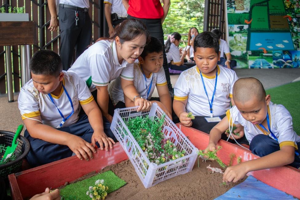 มูลนิธิซีพี ตอกย้ำปณิธานตอบแทนแผ่นดิน ปลูกฝัง “ศาสตร์พระราชา” แก่เยาวชน รร.ตชด. 