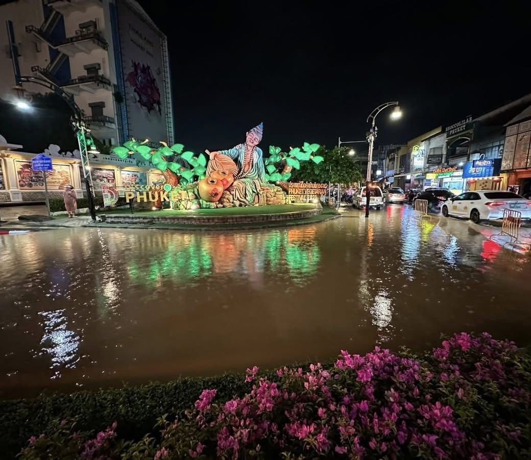 ฝนกระหน่ำภูเก็ต น้ำล้นตลิ่งท่วมเขตเทศบาลนคร เตือน ปชช.เร่งขนของขึ้นที่สูง