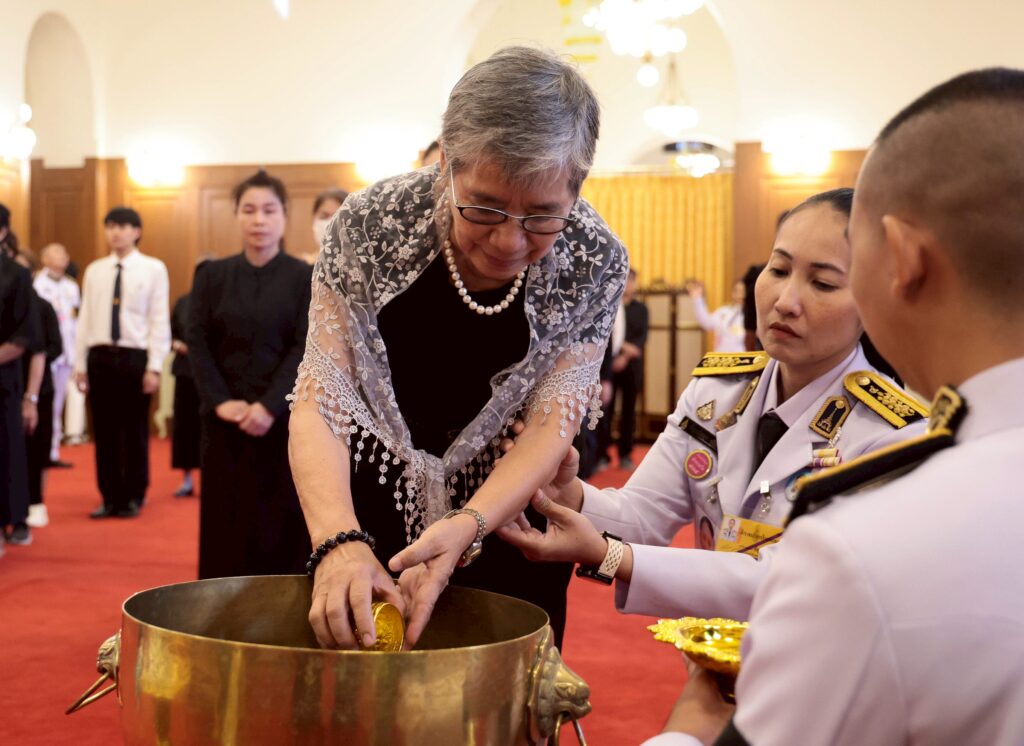 เจ้าสัวธนินท์ คณะบุคคล-ประชาชน เข้าถวายน้ำสรงพระบรมศพ