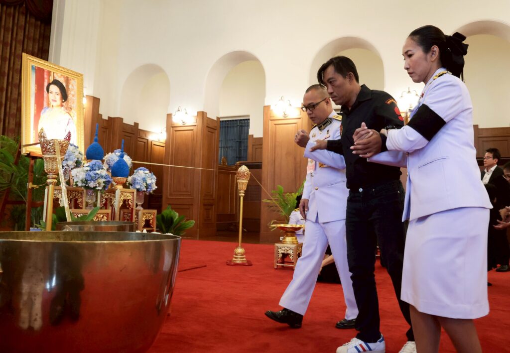 เจ้าสัวธนินท์ คณะบุคคล-ประชาชน เข้าถวายน้ำสรงพระบรมศพ