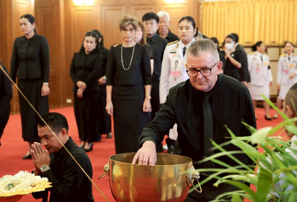 เจ้าสัวธนินท์ คณะบุคคล-ประชาชน เข้าถวายน้ำสรงพระบรมศพ
