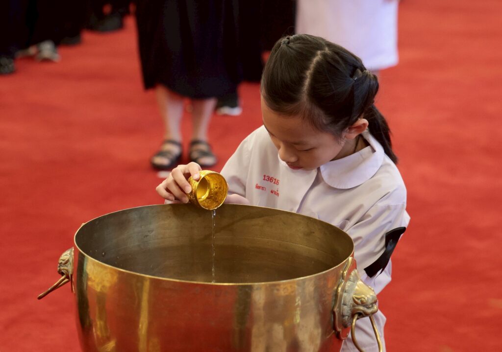 เจ้าสัวธนินท์ คณะบุคคล-ประชาชน เข้าถวายน้ำสรงพระบรมศพ