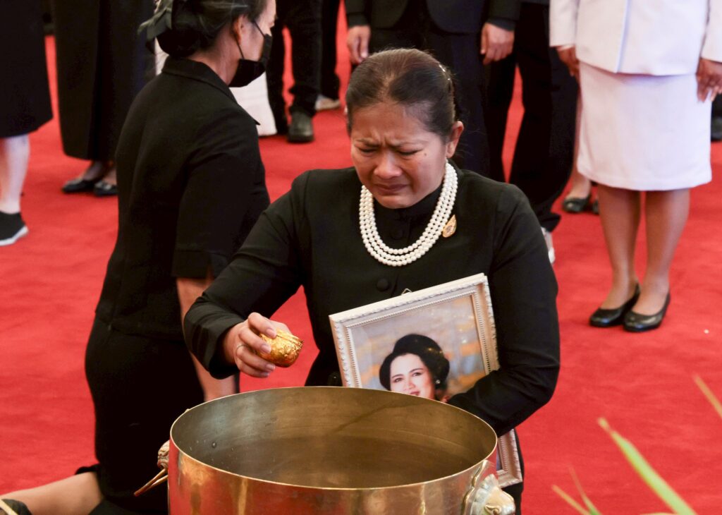 เจ้าสัวธนินท์ คณะบุคคล-ประชาชน เข้าถวายน้ำสรงพระบรมศพ