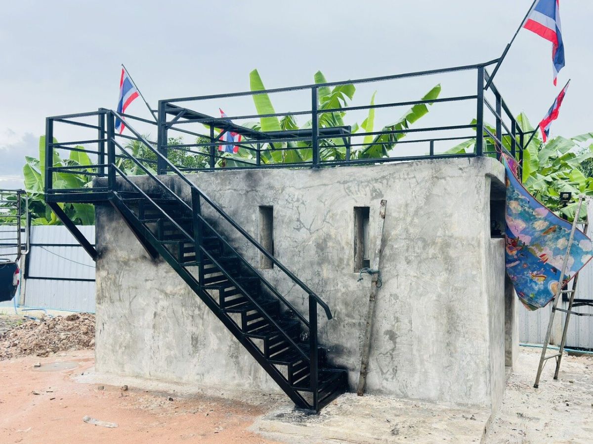 ชายแดนยังอึมครึม ชาวบ้านทำบังเกอร์เอง วอนนายกฯ เร่งสร้างรั้ว