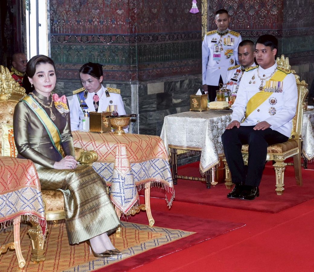 พระราชินี เสด็จฯ ถวายผ้าพระกฐิน วัดโสมนัสวิหาร และวัดอรุณ