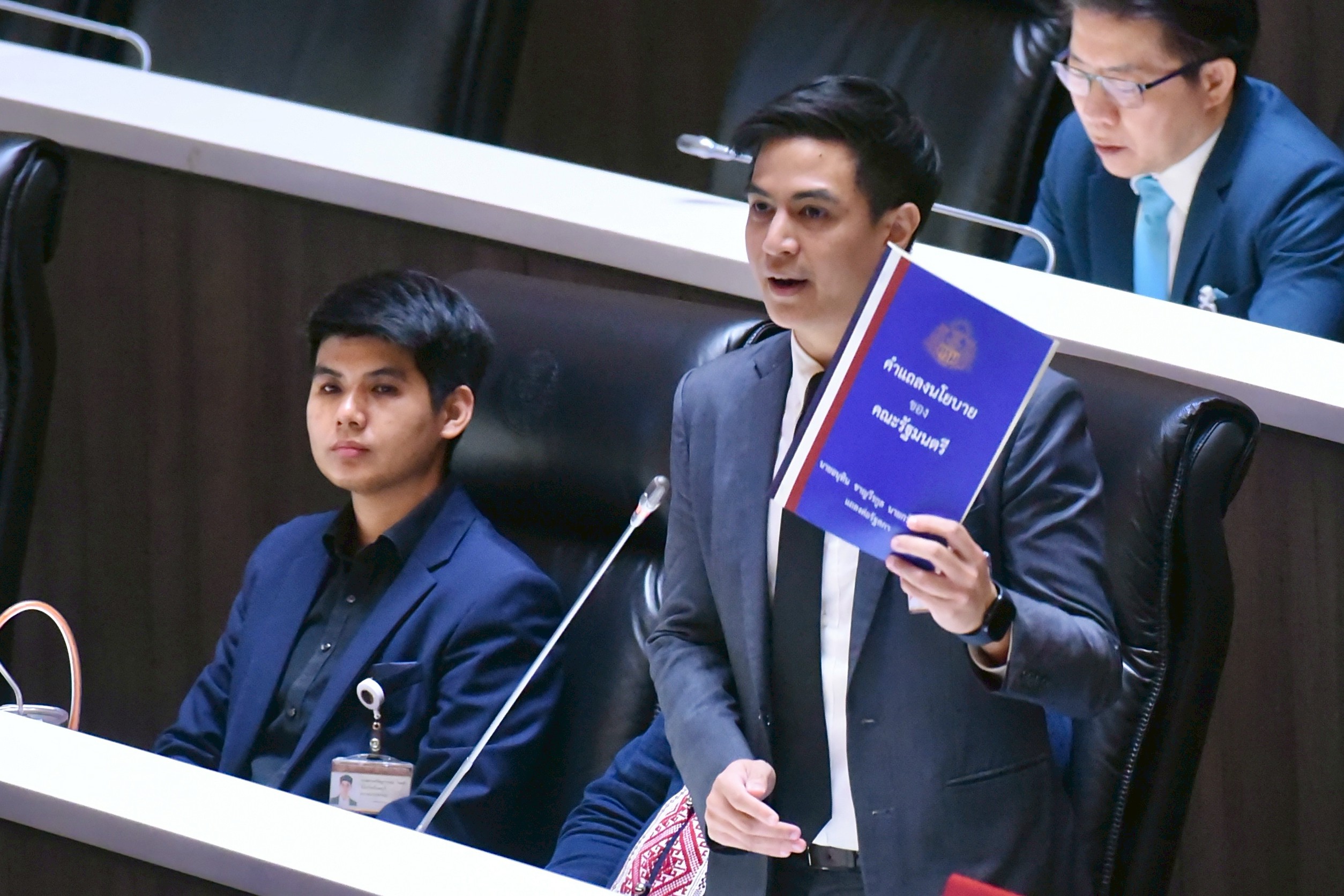 ไอติม พริษฐ์ วัชรสินธุ : ประเทศไทยรอดได้ ต้องเขียนหนังสือใหม่ 3 เล่ม