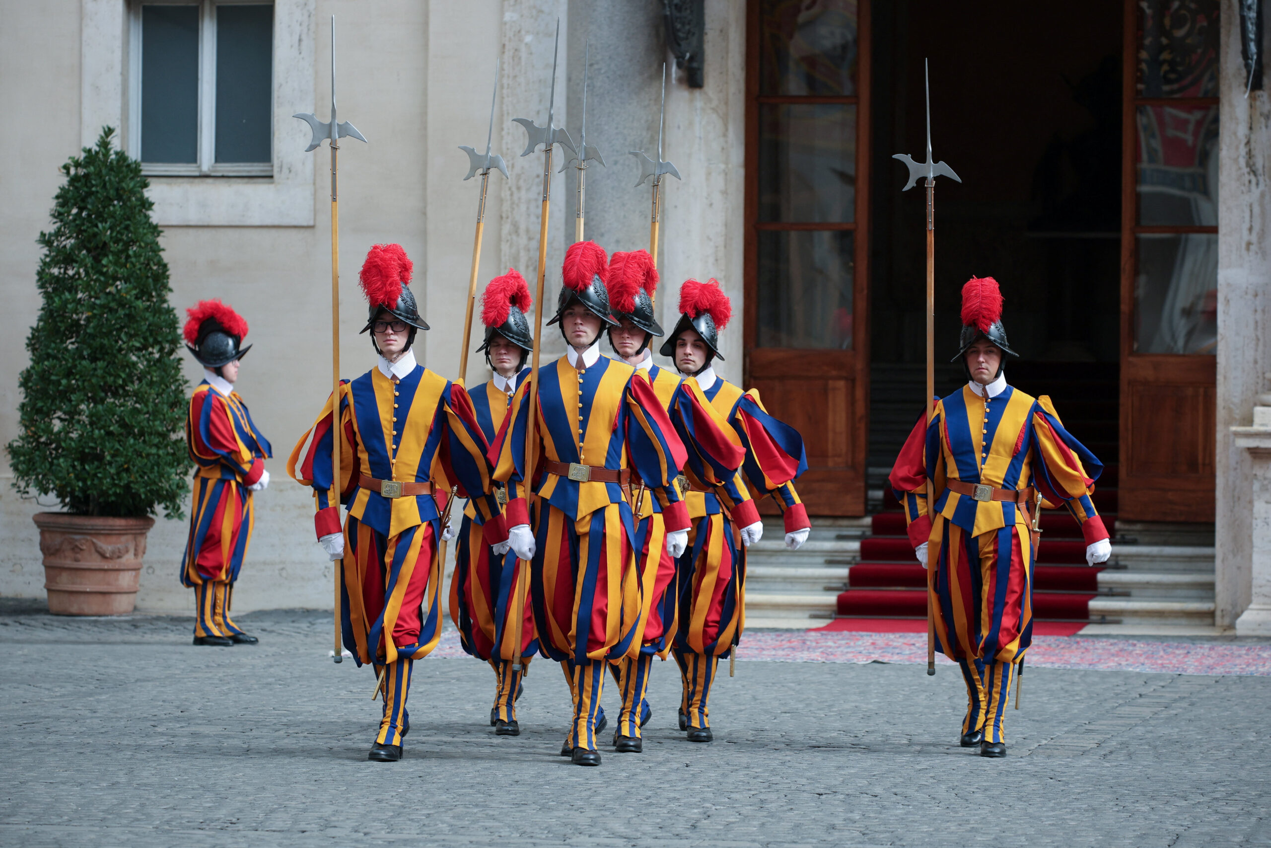 วาติกันสอบสวน Swiss Guard กรณีทำท่าถ่มน้ำลายใส่สตรีชาวยิว