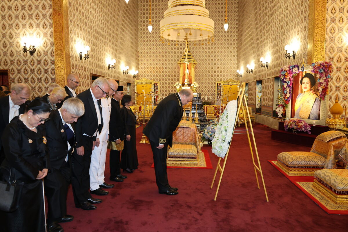 คณะทูตานุทูต 85 ประเทศ ร่วมถวายความอาลัยเบื้องหน้าพระบรมศพ ‘พระพันปีหลวง’