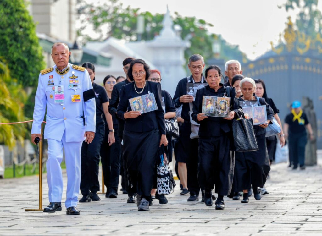พสกนิกรเข้าถวายสักการะพระบรมศพ ในพระที่นั่งดุสิตฯ วันแรกเนืองแน่น