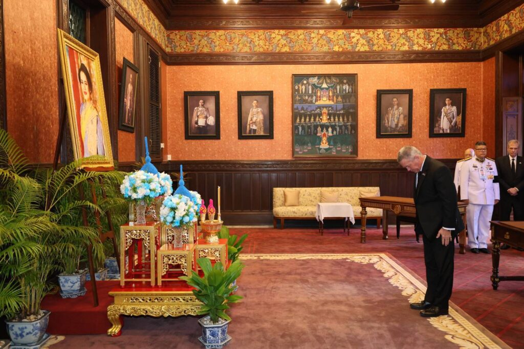 รมว.กต.สหรัฐฯ และลี เซียนลุง อดีตนายกฯ สิงคโปร์ ร่วมลงนามถวายความอาลัย