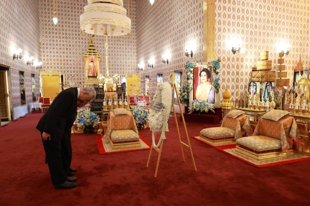 รมว.กต.สหรัฐฯ และลี เซียนลุง อดีตนายกฯ สิงคโปร์ ร่วมลงนามถวายความอาลัย