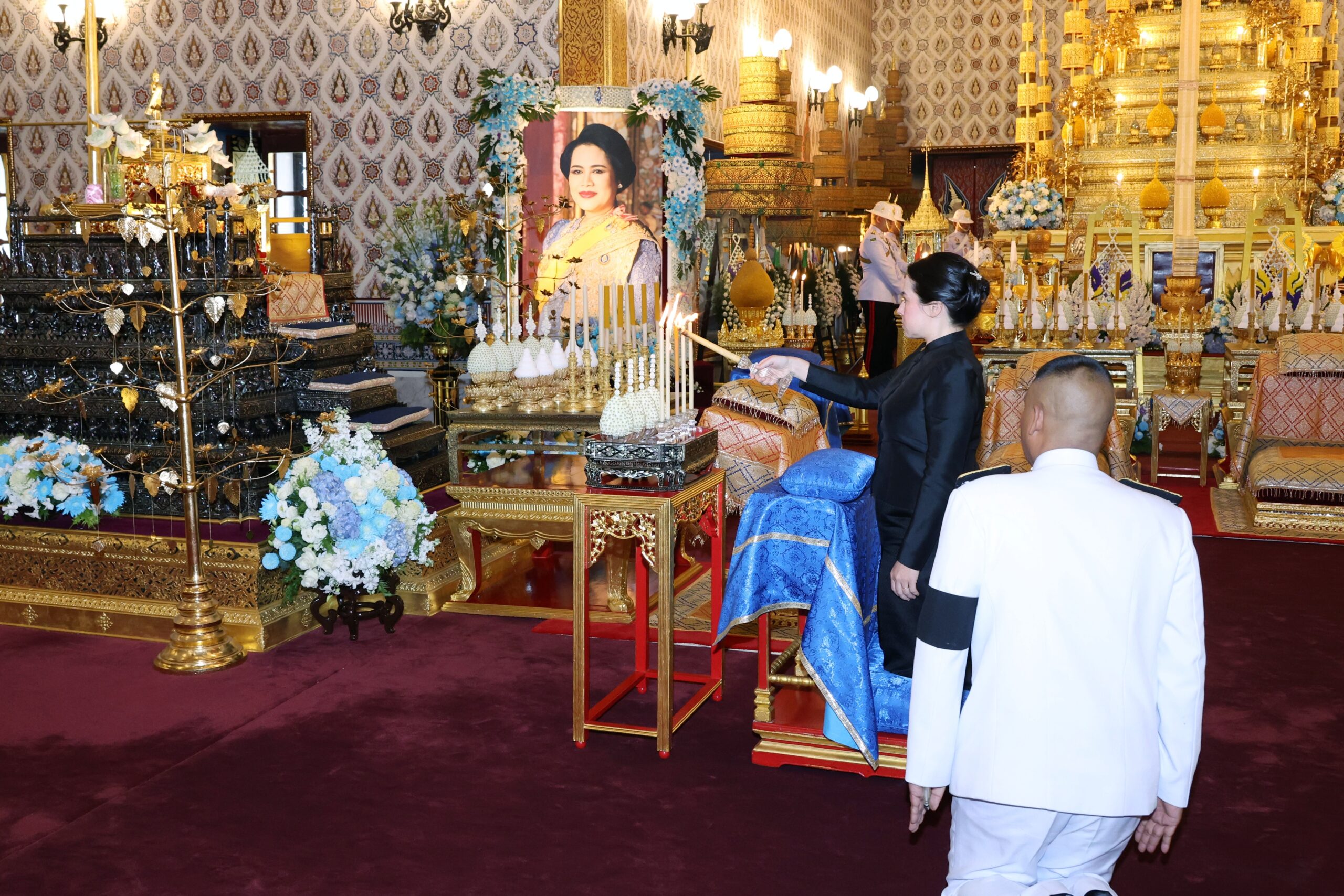 ท่านผู้หญิงพลอยไพลิน บำเพ็ญพระราชกุศล ถวายพระบรมศพพระบรมราชชนนีพันปีหลวง