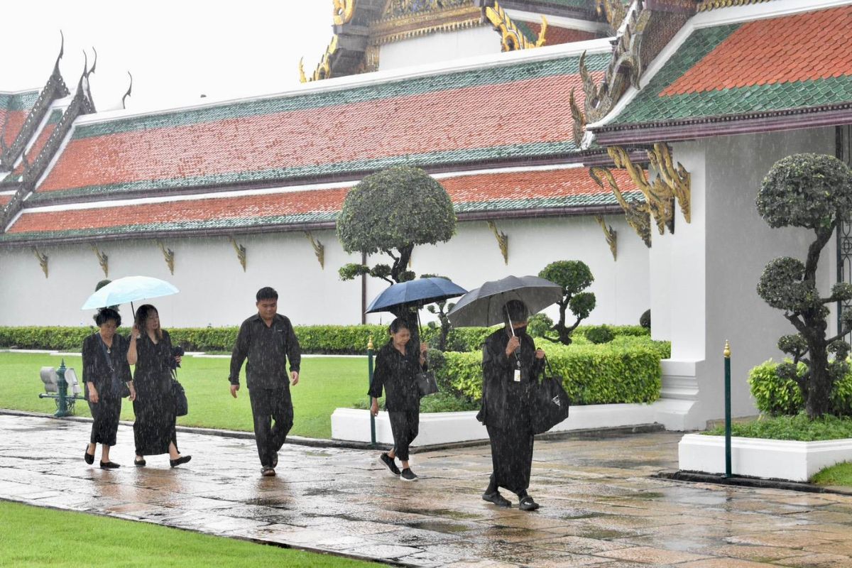 พสกนิกรฝ่าสายฝนเข้าถวายความอาลัย สมเด็จพระพันปีหลวง