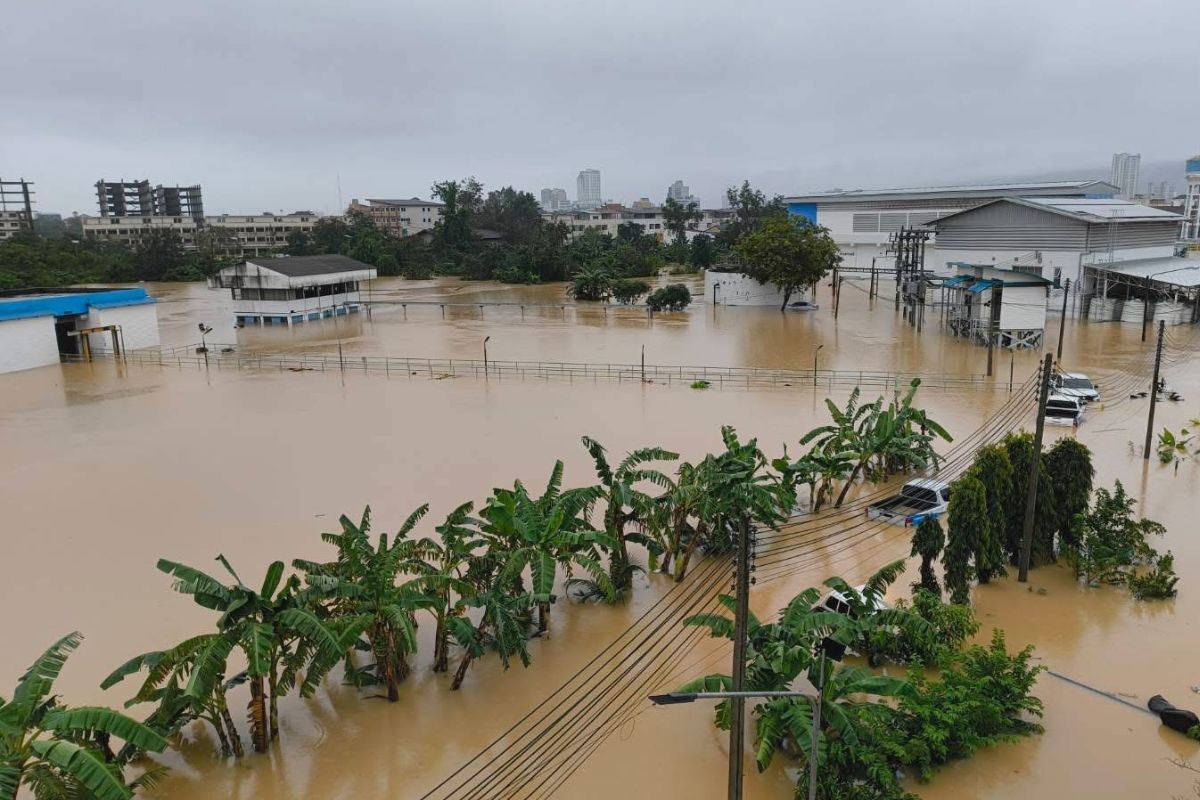 กองทัพเรือระดมกำลังกู้ภัย เรือหลวงจักรีนฤเบศร ช่วยผู้ประสบอุทกภัยหาดใหญ่