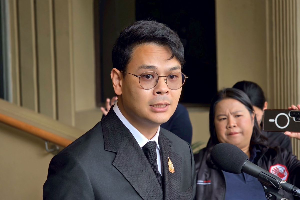 ดีอีสั่งแก้สัญญาณพื้นที่น้ำท่วมใต้ เร่งนำอุปกรณ์ชาร์จแบบโซลาร์เซลล์เข้าพื้นที่
