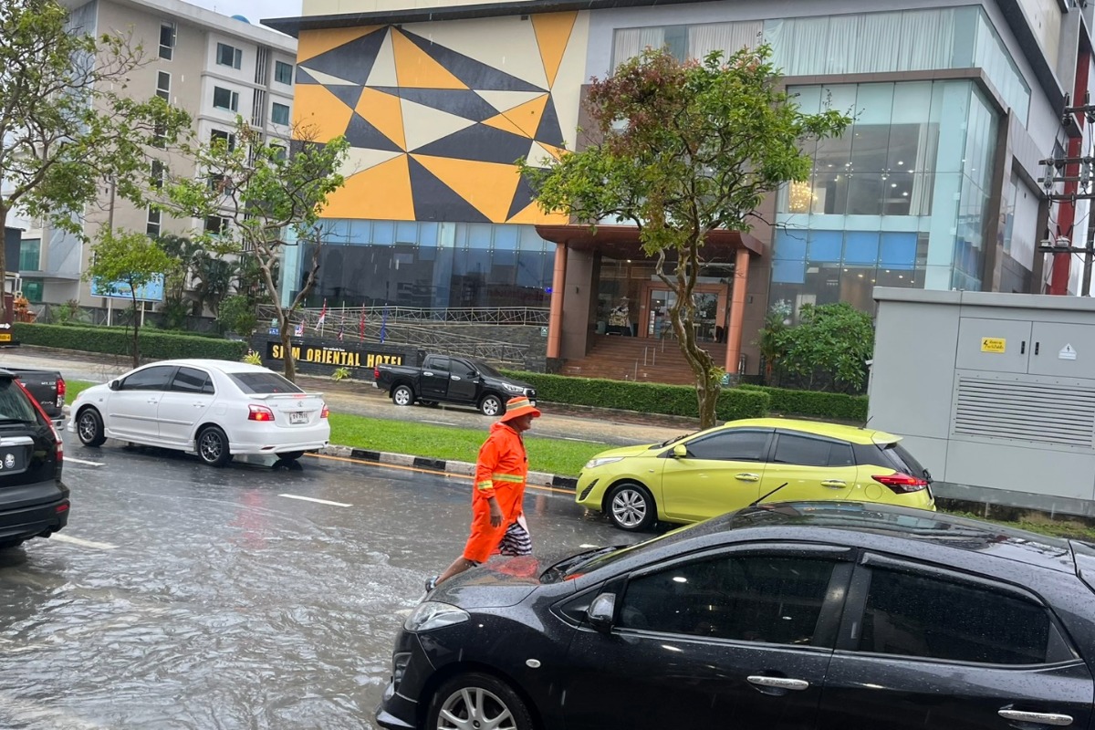 ‘หาดใหญ่’ ฝนถล่ม 3 วันติด น้ำป่า ‘โตนงาช้าง’ จ่อสมทบ เร่งเฝ้าระวังน้ำท่วม 24 ชม.